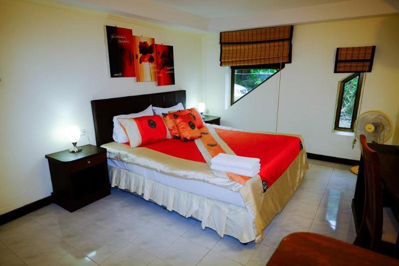 Adonis Guest House Patong Exterior photo